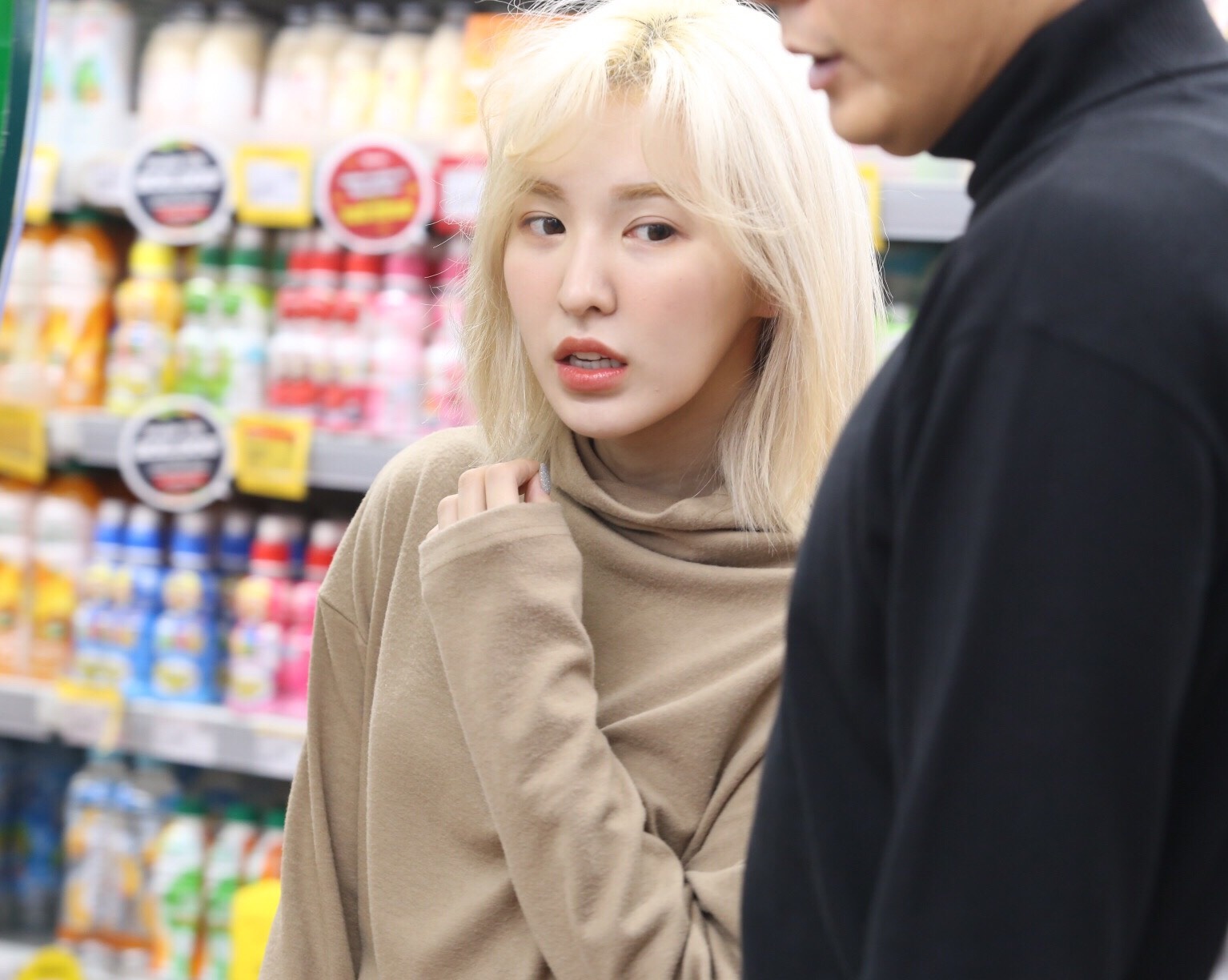 My nu nhom Red Velvet mua do an vat o Ha Noi hinh anh