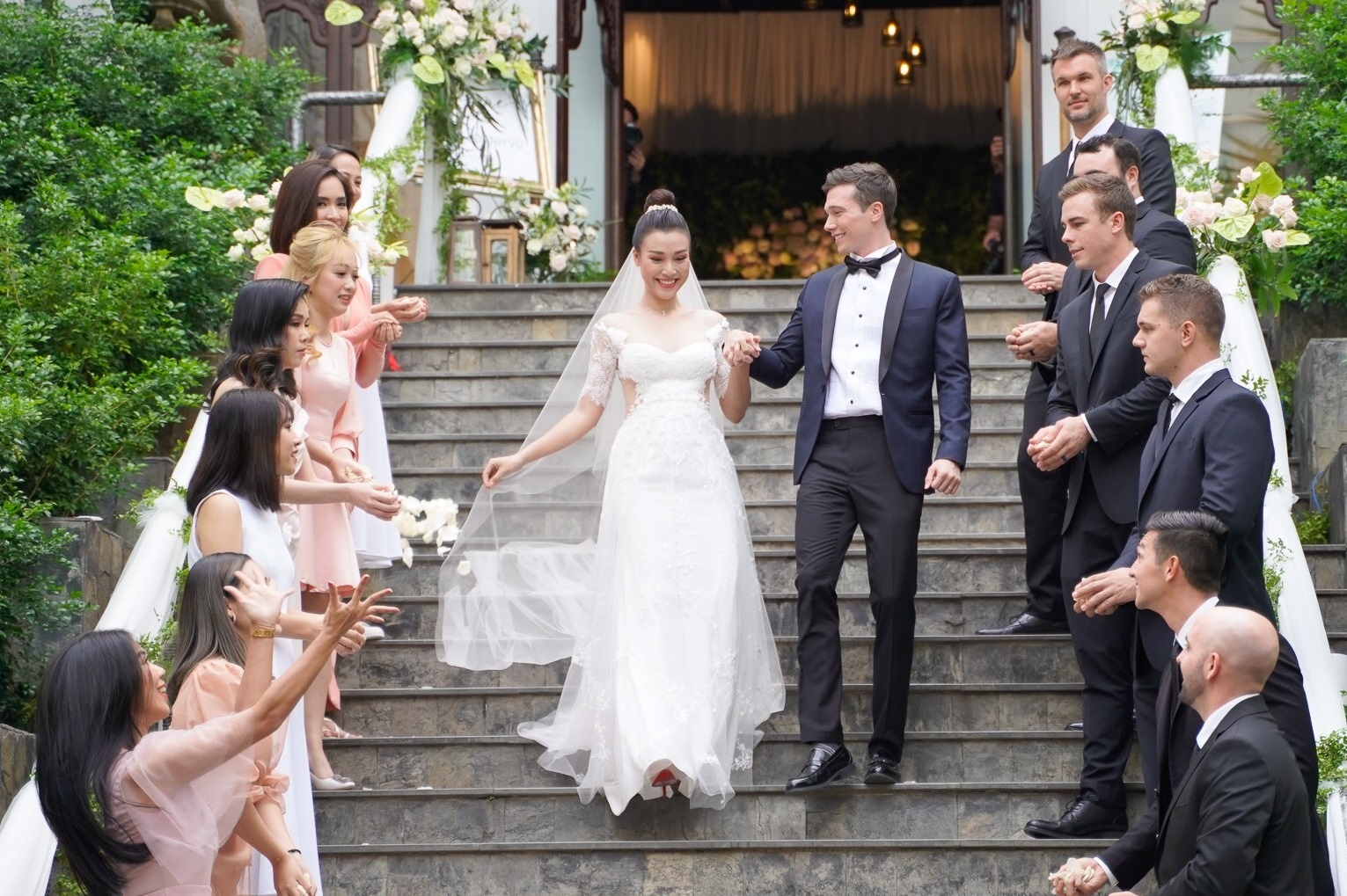 le cuoi hoang oanh va chong tay anh 3