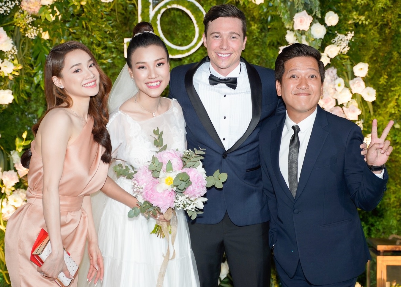 le cuoi hoang oanh va chong tay anh 8