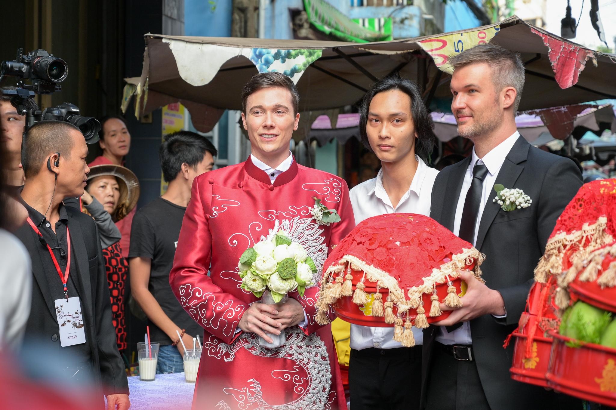 le cuoi hoang oanh va chong tay anh 10