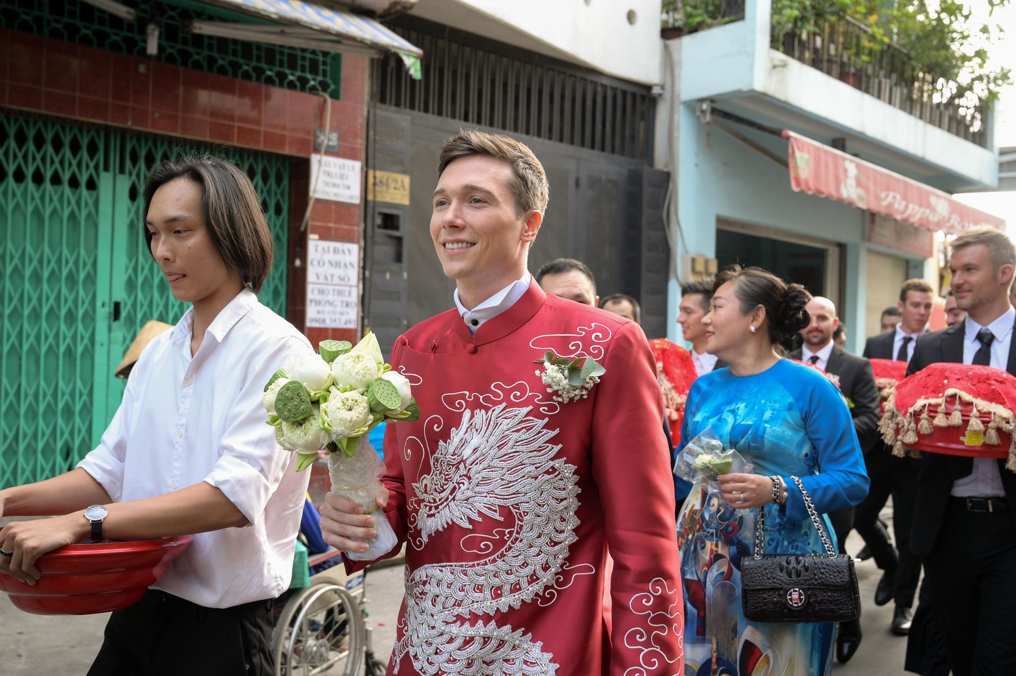 le cuoi hoang oanh va chong tay anh 11