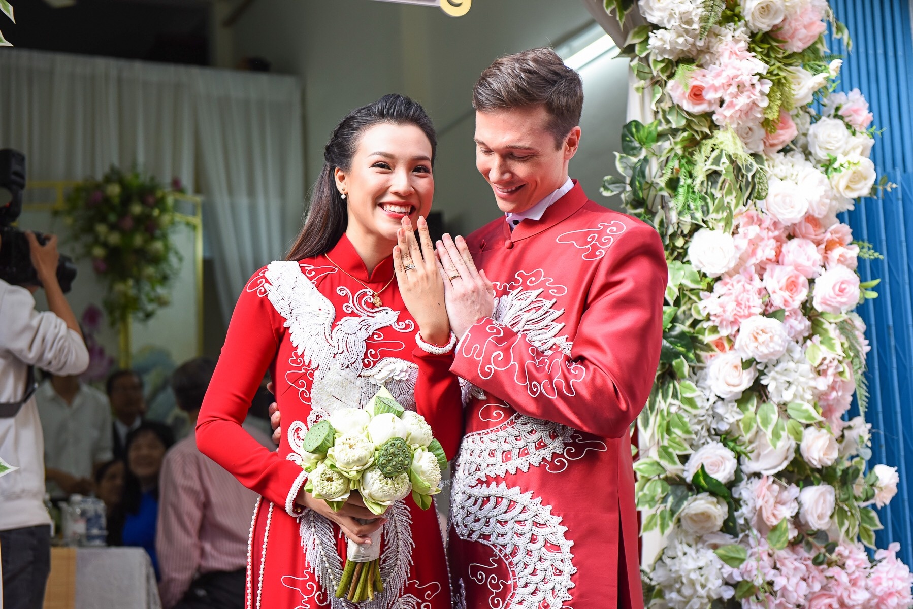 le cuoi hoang oanh va chong tay anh 8