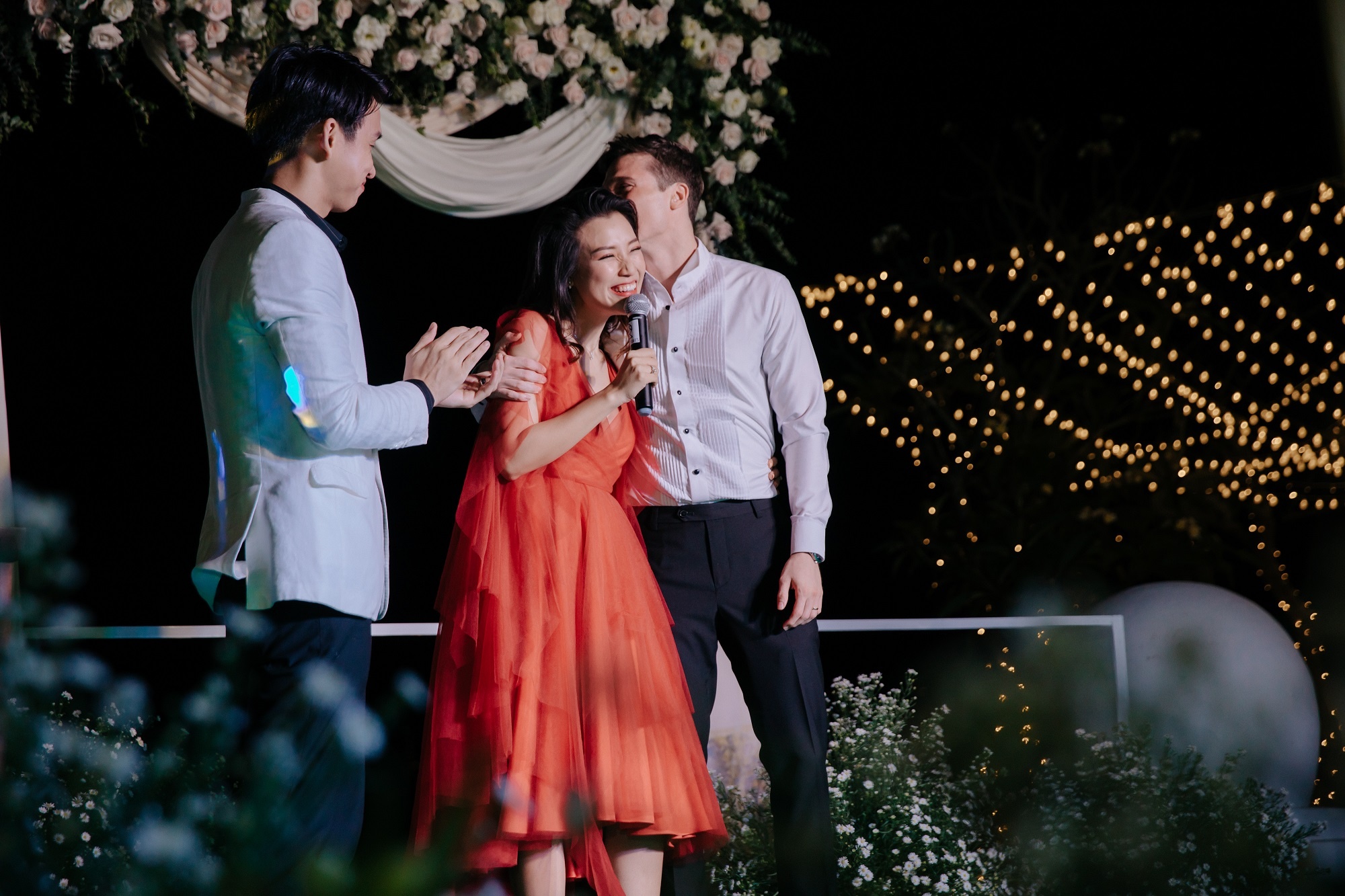 le cuoi hoang oanh va chong tay anh 13