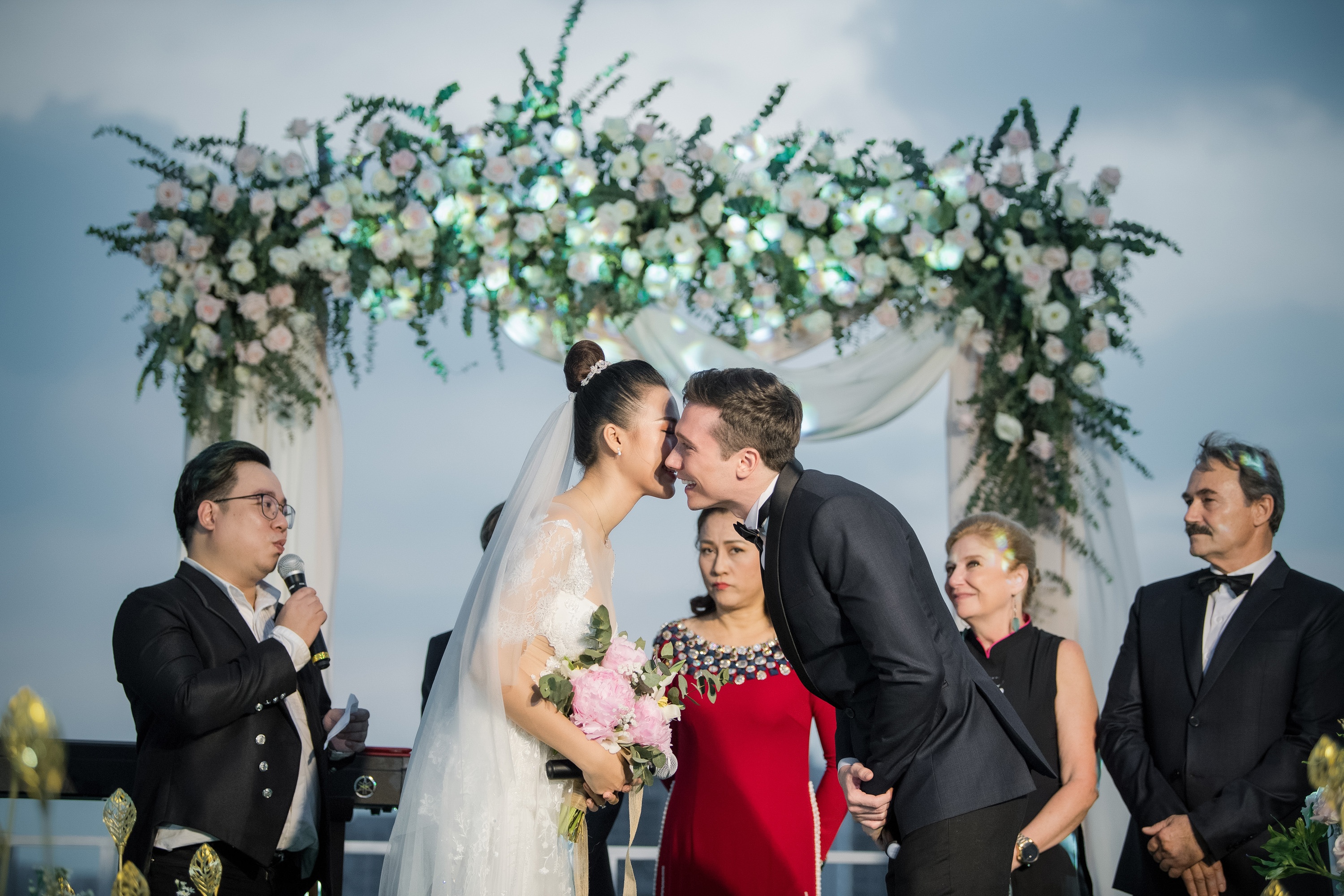 le cuoi hoang oanh va chong tay anh 8