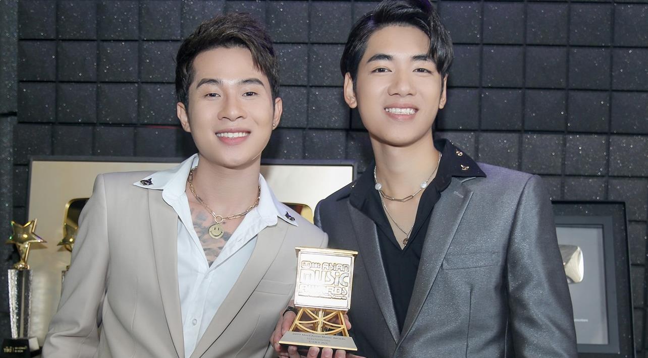 Jack, K-ICM va Hoang Thuy Linh nhan cup MAMA 2019 hinh anh