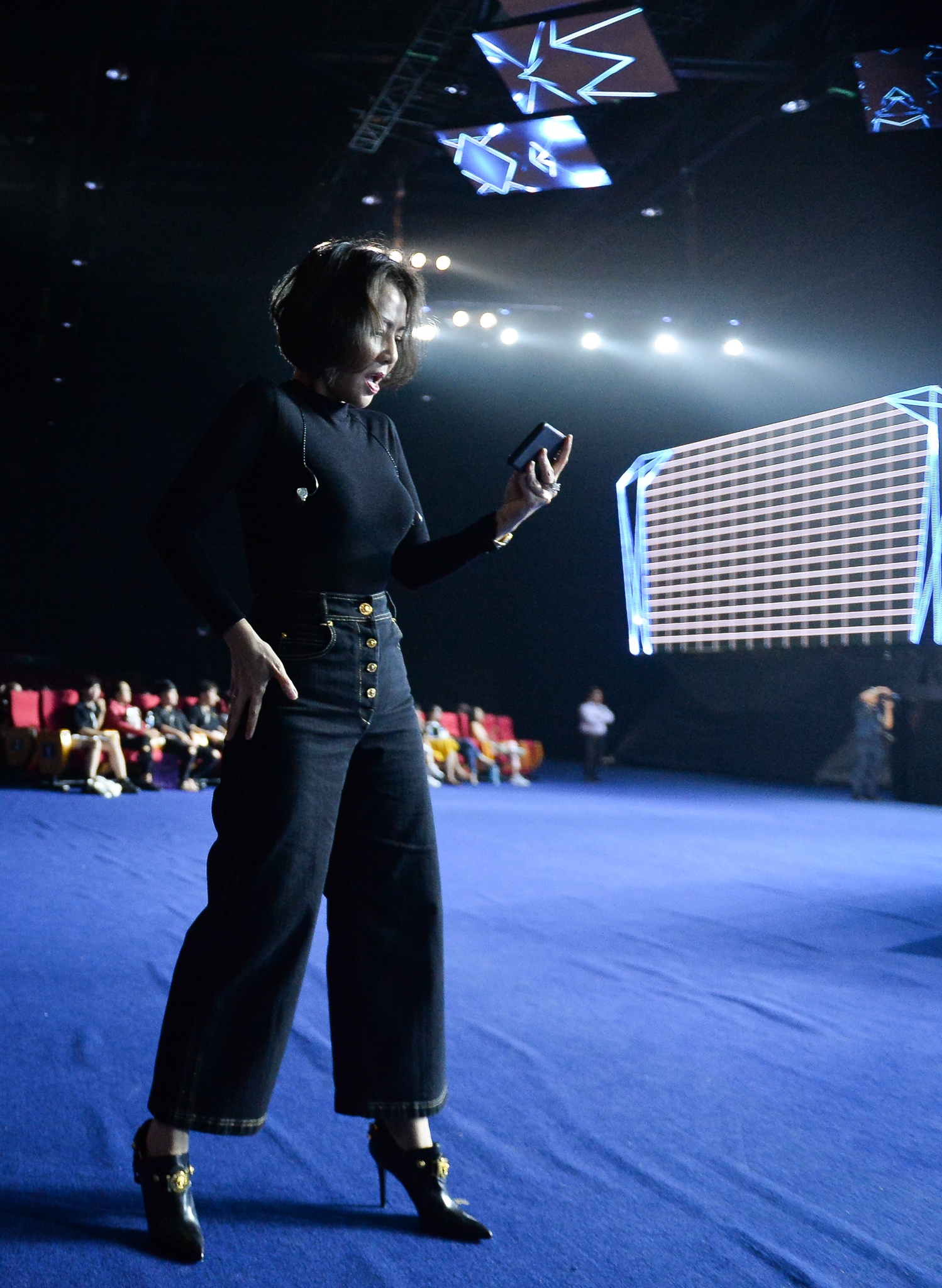 thu minh tong duyet hoa hau anh 6