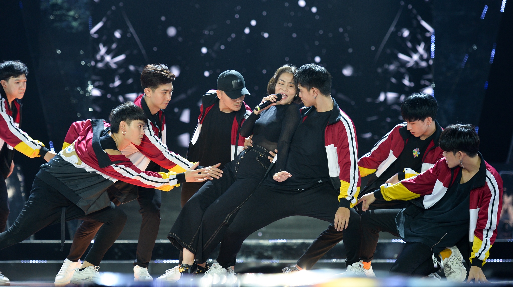 thu minh tong duyet hoa hau anh 2