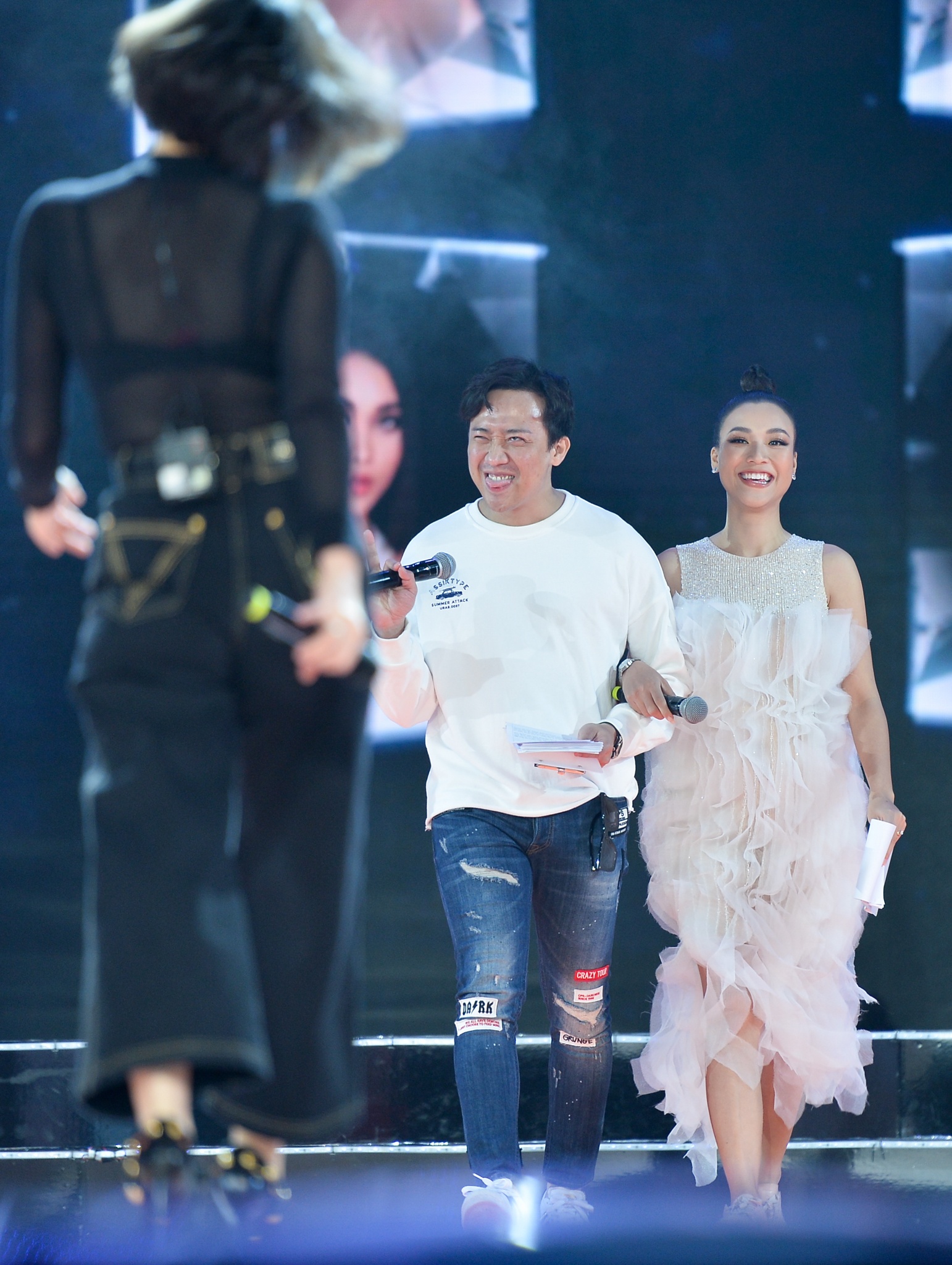 thu minh tong duyet hoa hau anh 10