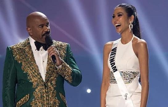 Hoang Thuy chuc mung nguoi dep Nam Phi dang quang Miss Universe hinh anh