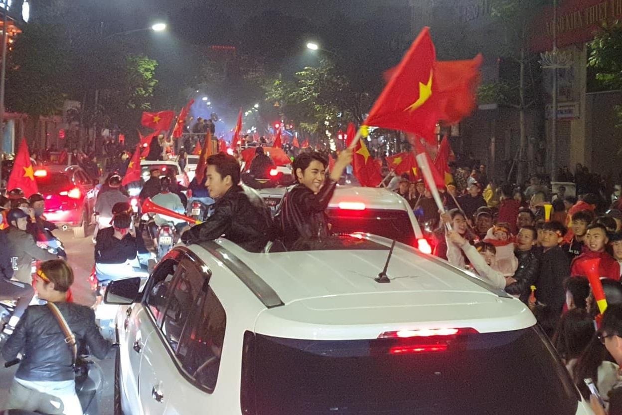 Jack & K-ICM hoa voi bien nguoi, di bao sau thang loi cua U22 Viet Nam hinh anh