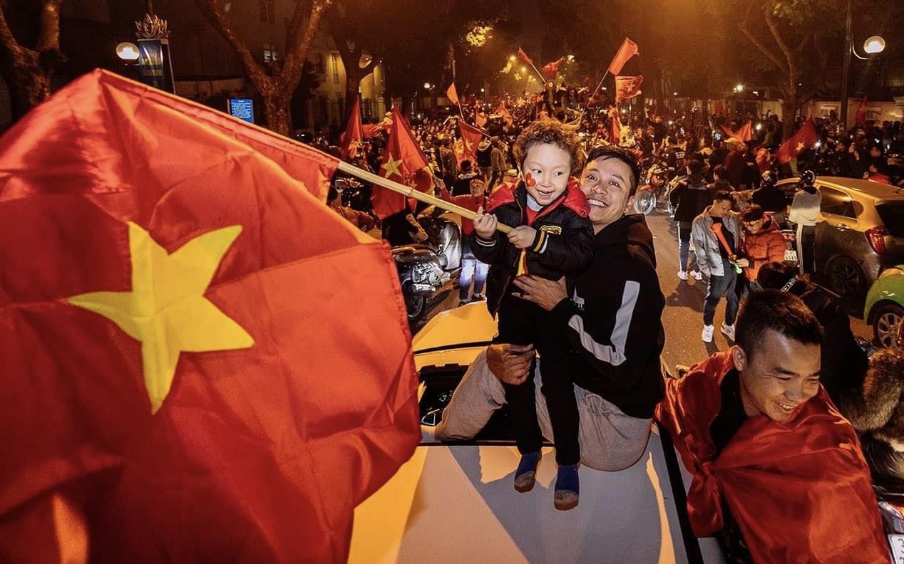Tuan Hung va con trai di bao dem sau chien thang cua U22 Viet Nam hinh anh