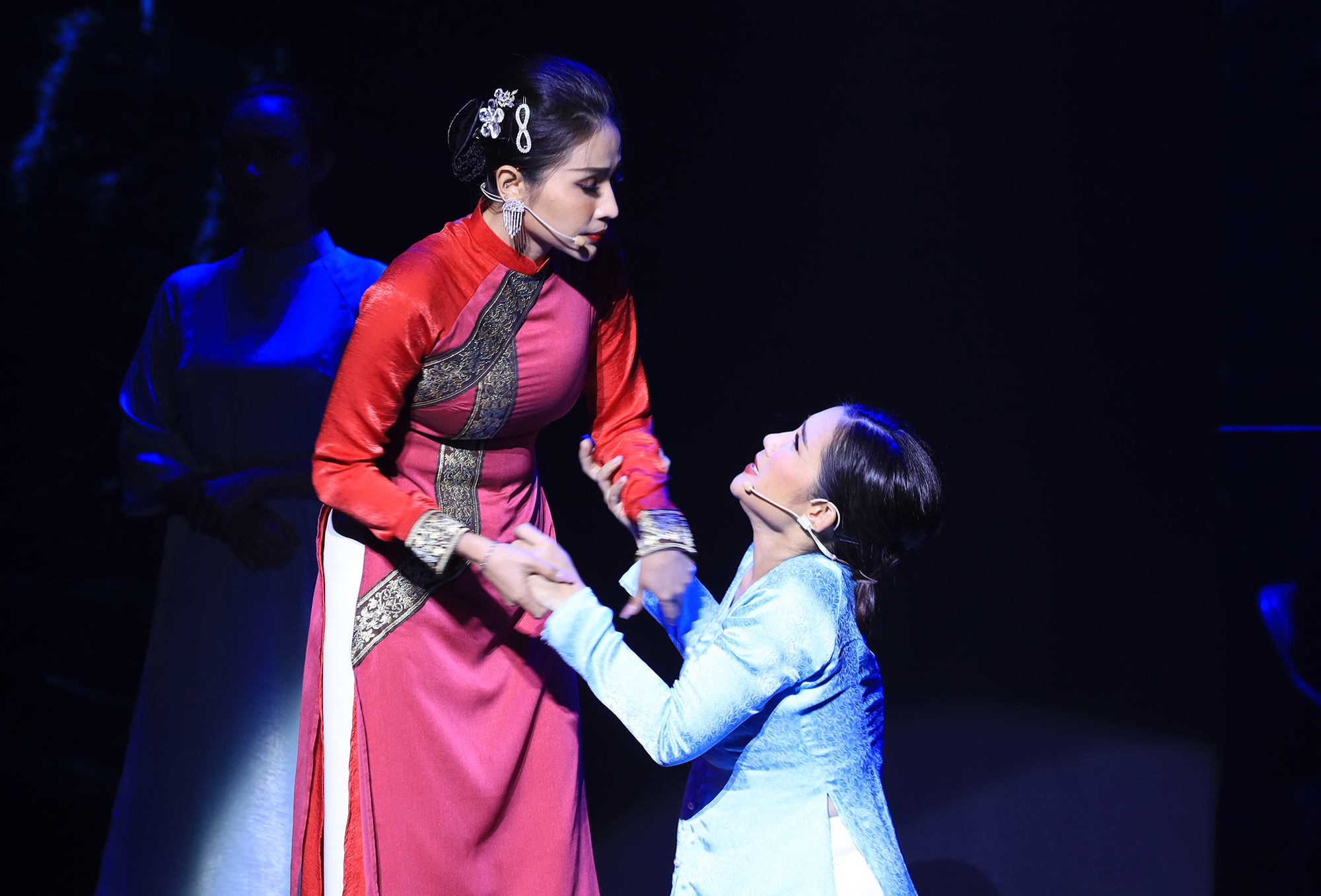 Cat Tuong,  NSND Hong Van,  Le Giang,  Ngan Quynh,  Trinh Kim Chi,  Quy Binh,  Tiet Cuong,  Vu Ha, &nbsp;Van Trang anh 10