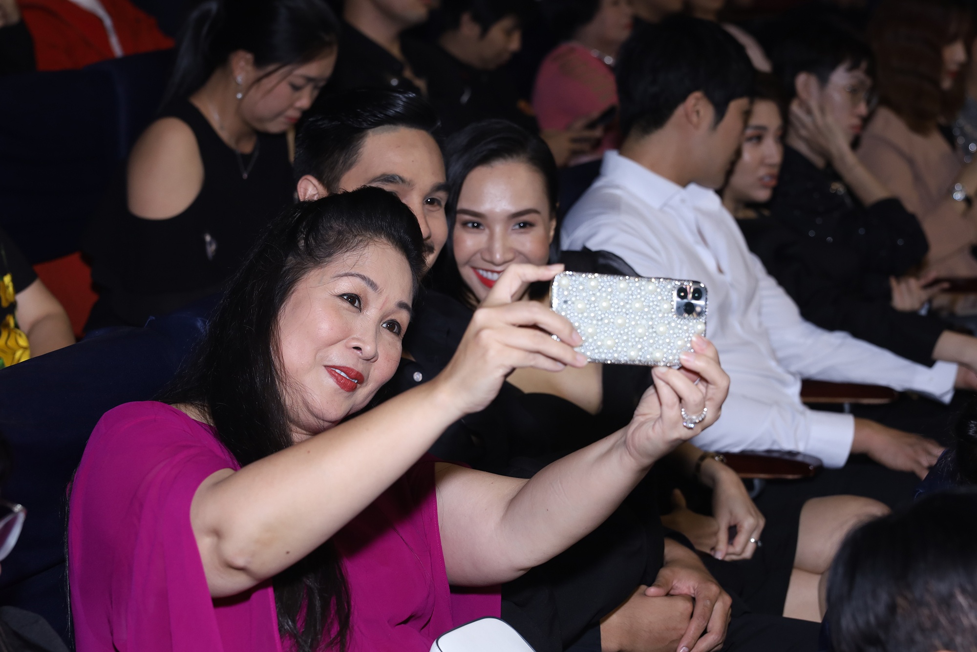 Cat Tuong,  NSND Hong Van,  Le Giang,  Ngan Quynh,  Trinh Kim Chi,  Quy Binh,  Tiet Cuong,  Vu Ha, &nbsp;Van Trang anh 2