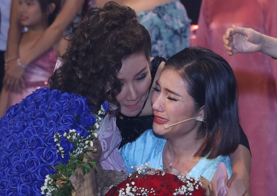 Cat Tuong khoc nuc no trong live show ky niem 24 nam vao nghe hinh anh