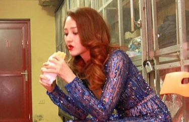 Sao Viet an voi banh mi, mi tom o hau truong hinh anh