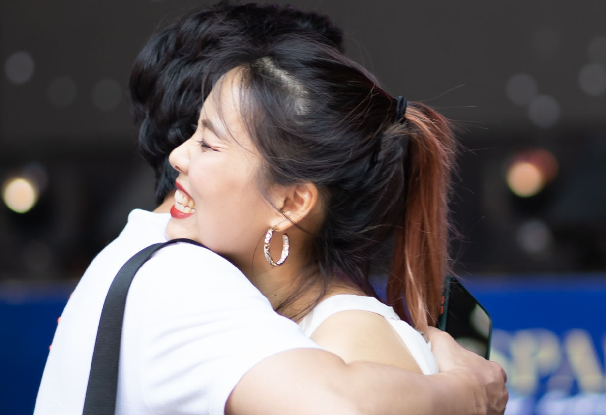 Tran Thanh om va tang qua diva Han Quoc hinh anh