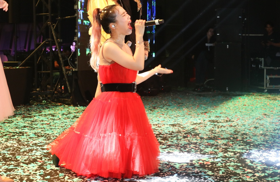 Diva Han Quoc quy goi hat Thanh ca trong live show o TP.HCM hinh anh