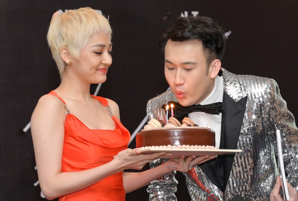 Bao Anh tang banh kem, to chuc sinh nhat bat ngo cho Duong Trieu Vu hinh anh