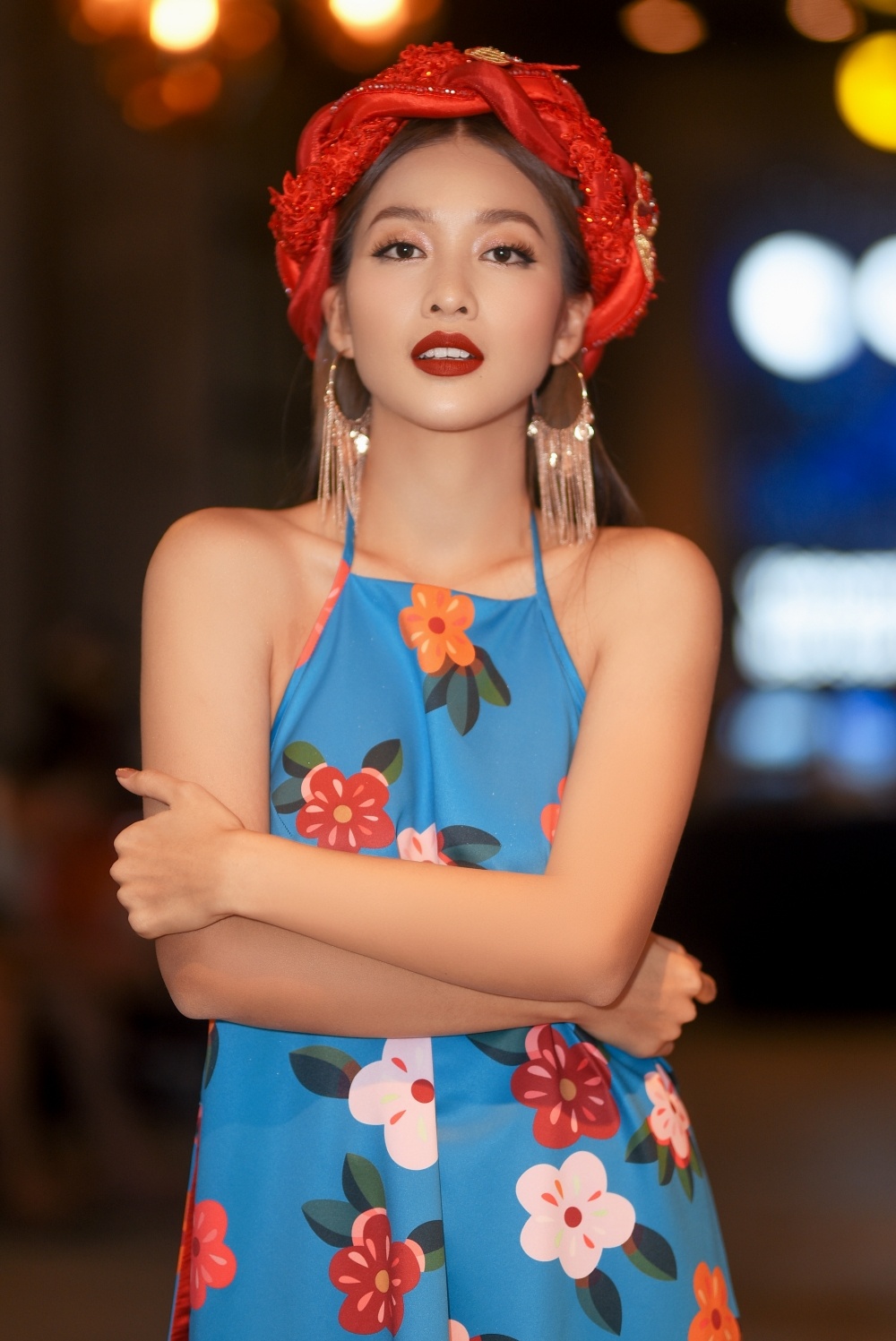 Kha Ngan khoe lung tran anh 3