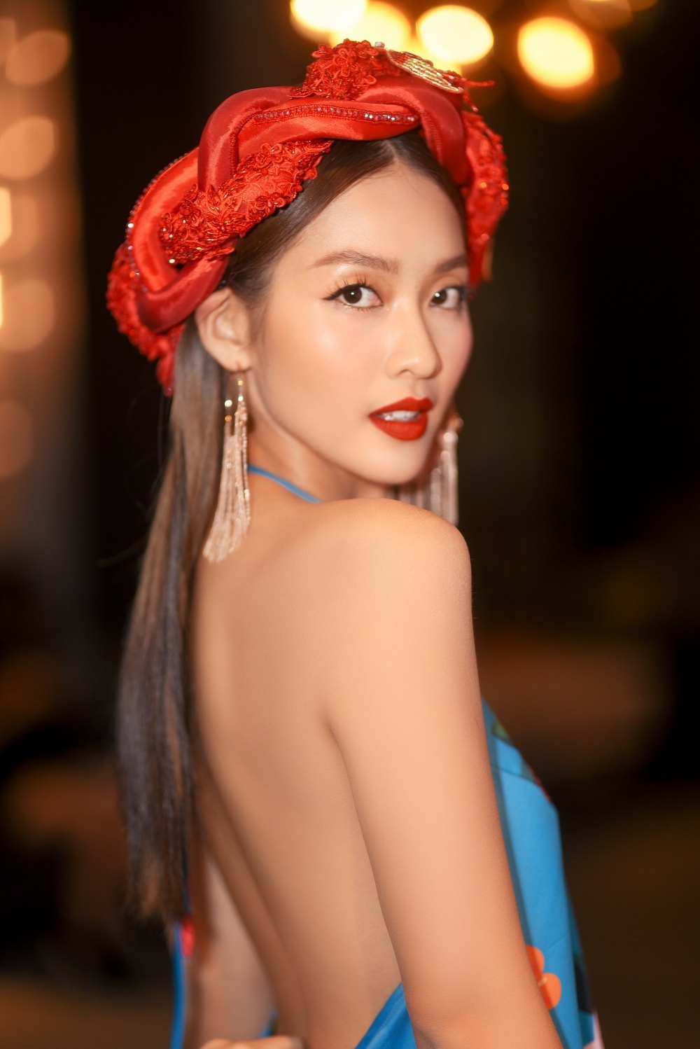 Kha Ngan khoe lung tran anh 2