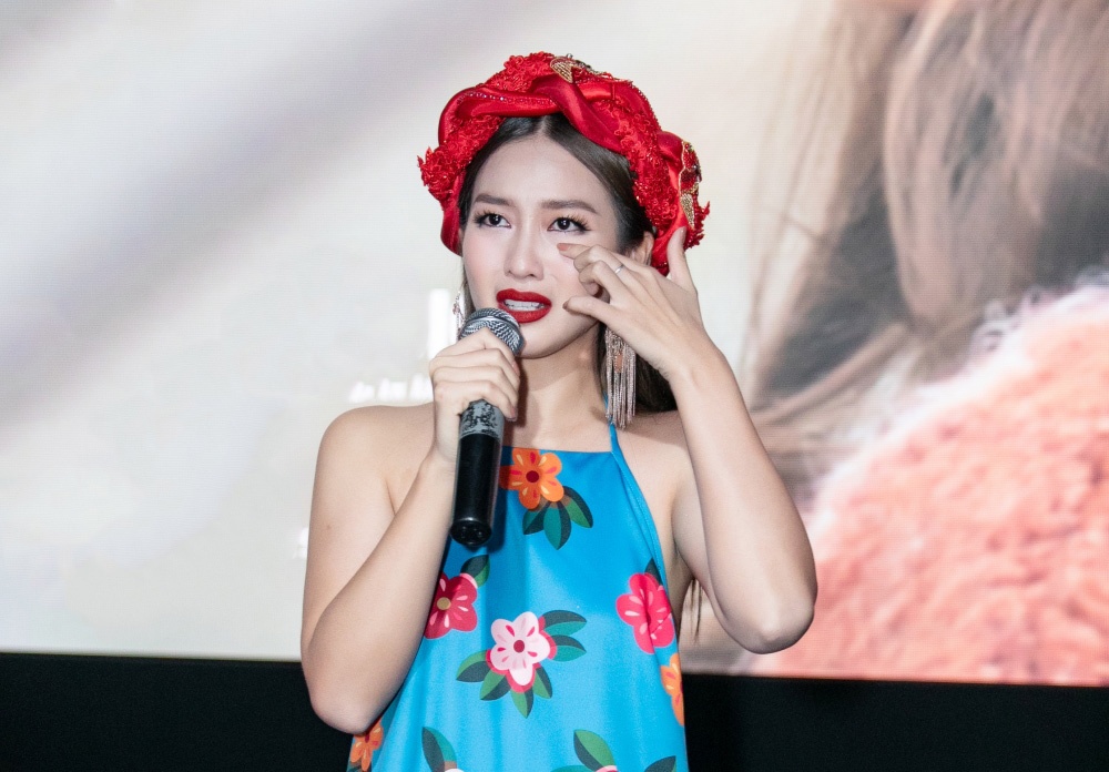 Kha Ngan khoe lung tran anh 1