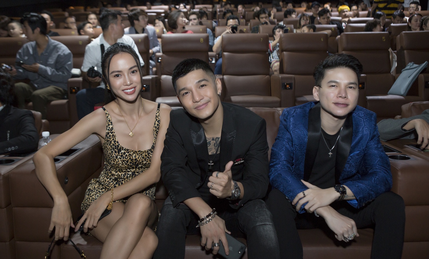 Kha Ngan khoe lung tran anh 7