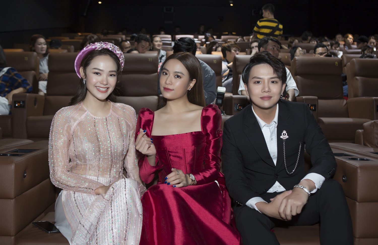 Kha Ngan khoe lung tran anh 6