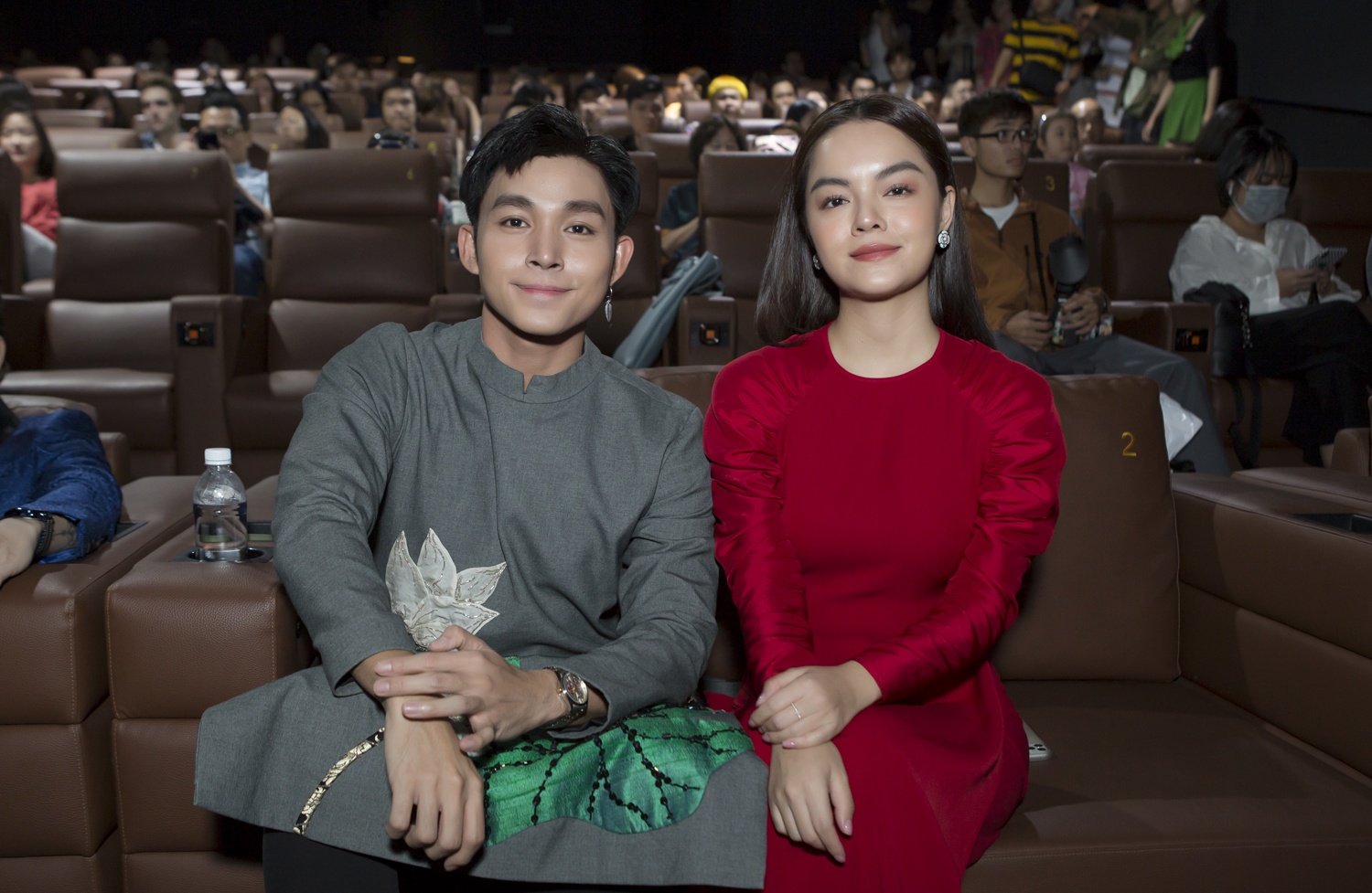 Kha Ngan khoe lung tran anh 8