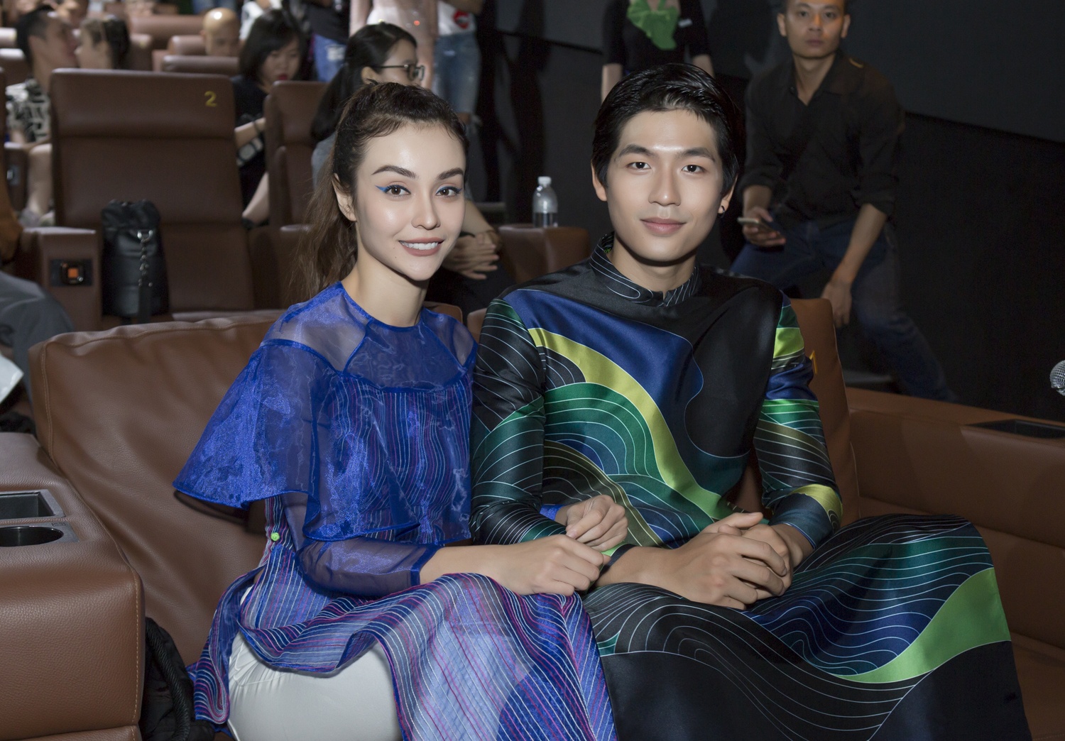 Kha Ngan khoe lung tran anh 10