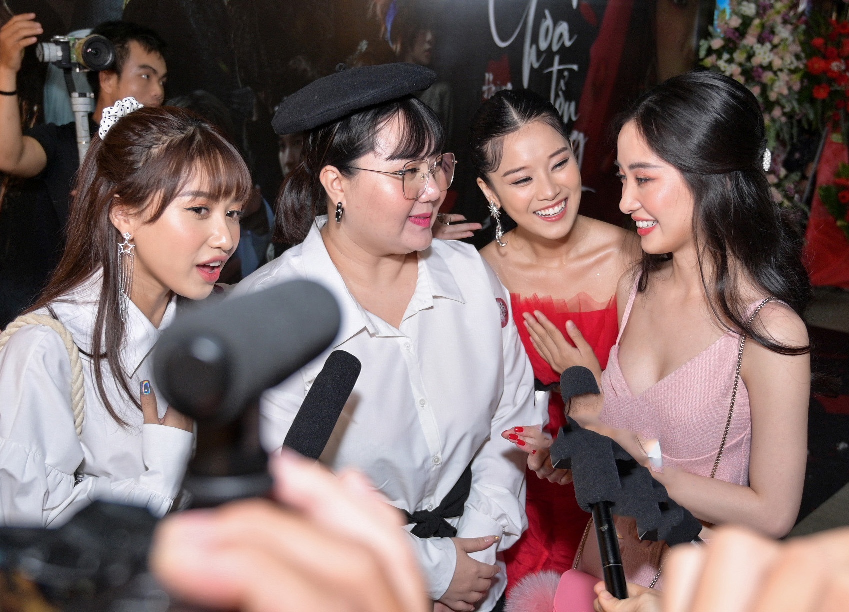 Jun Vu, Hoang Yen Chibi hoi ngo dan dien vien ‘Thang nam ruc ro’ hinh anh