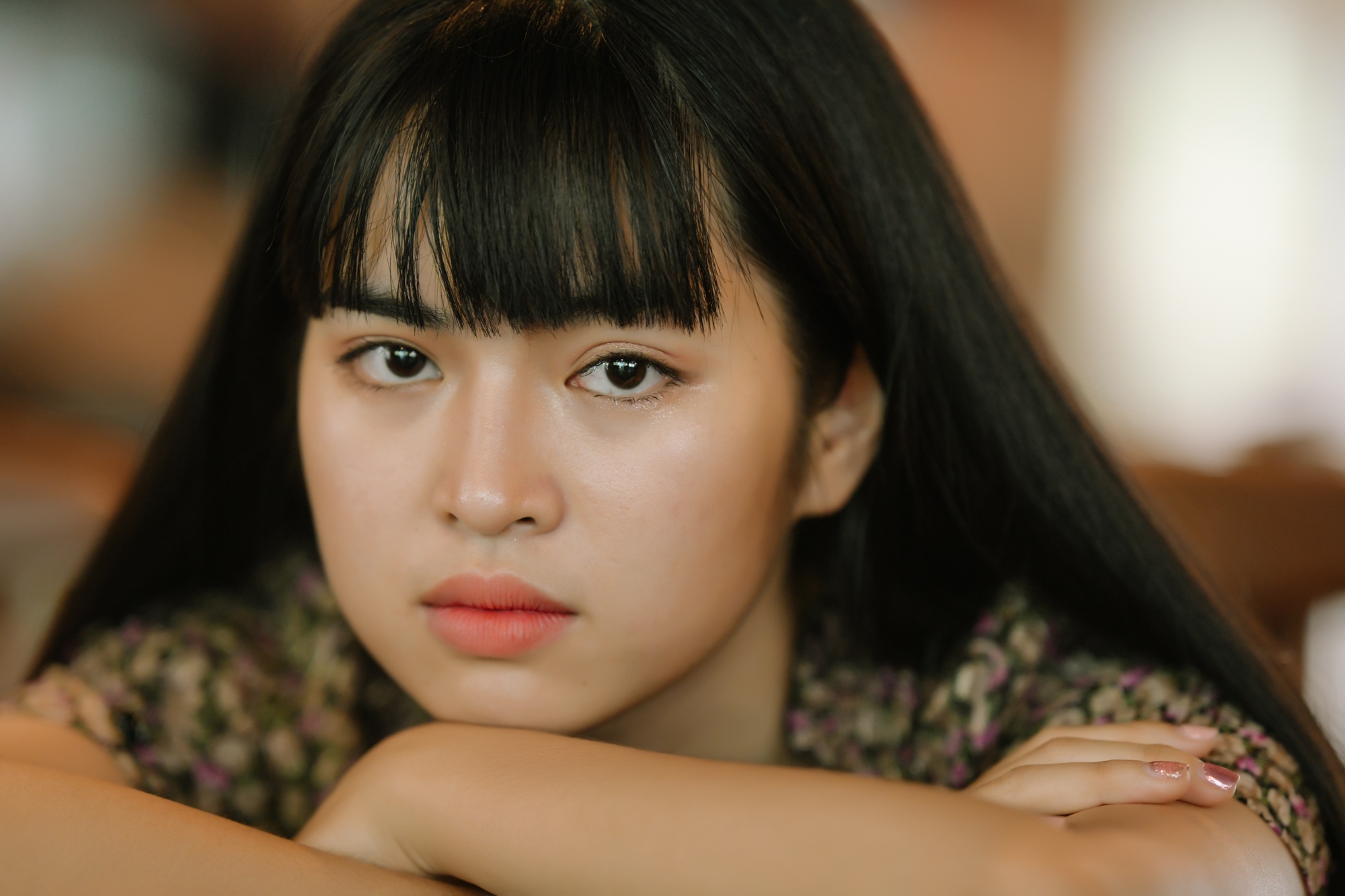 Tra Long 'Mat biec' mac ao dai khoe nhan sac ngay can  Tet hinh anh