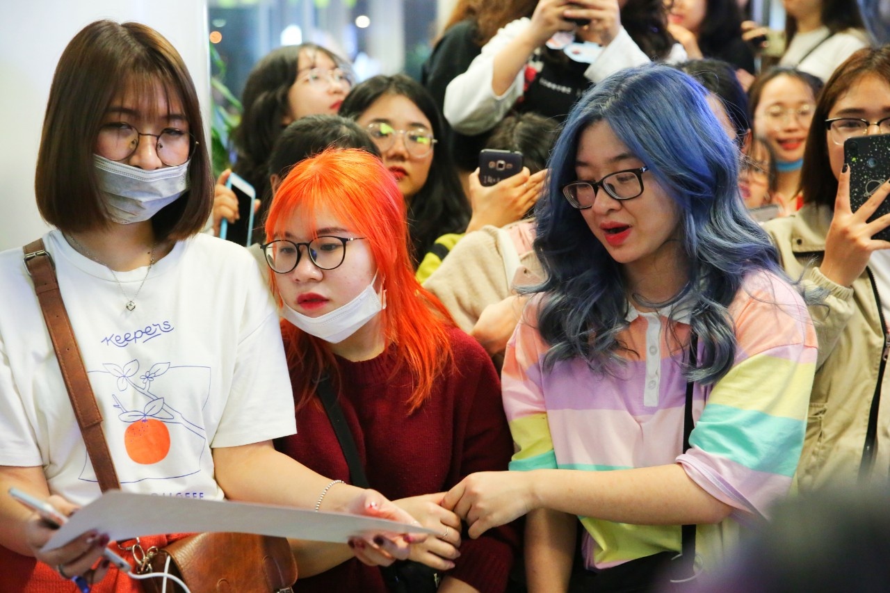 Hang nghin fan Viet xep hang o san bay cho don than tuong Kpop hinh anh