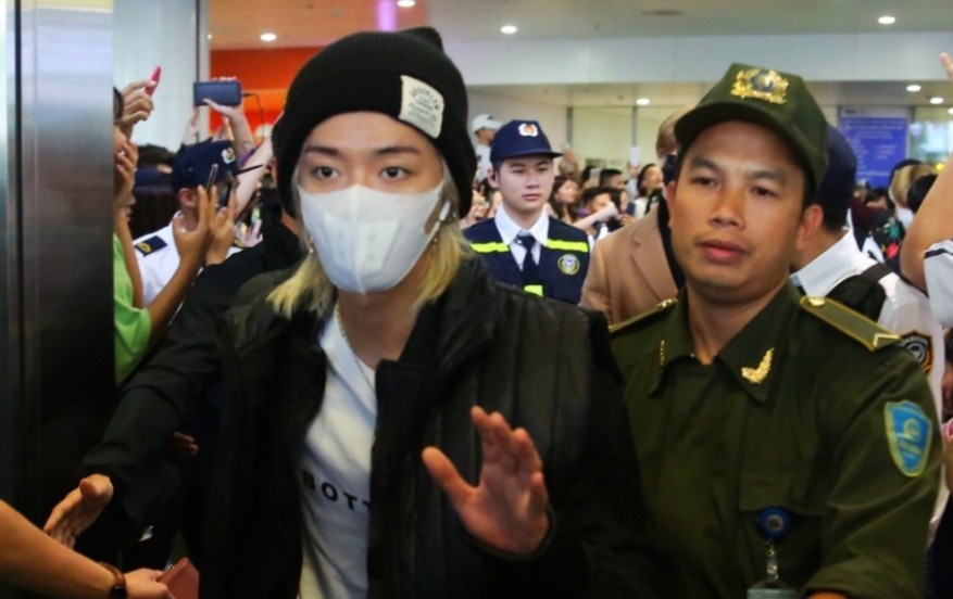 Fan Viet chi hang chuc trieu dong de chao don nhom nhac Han Quoc hinh anh