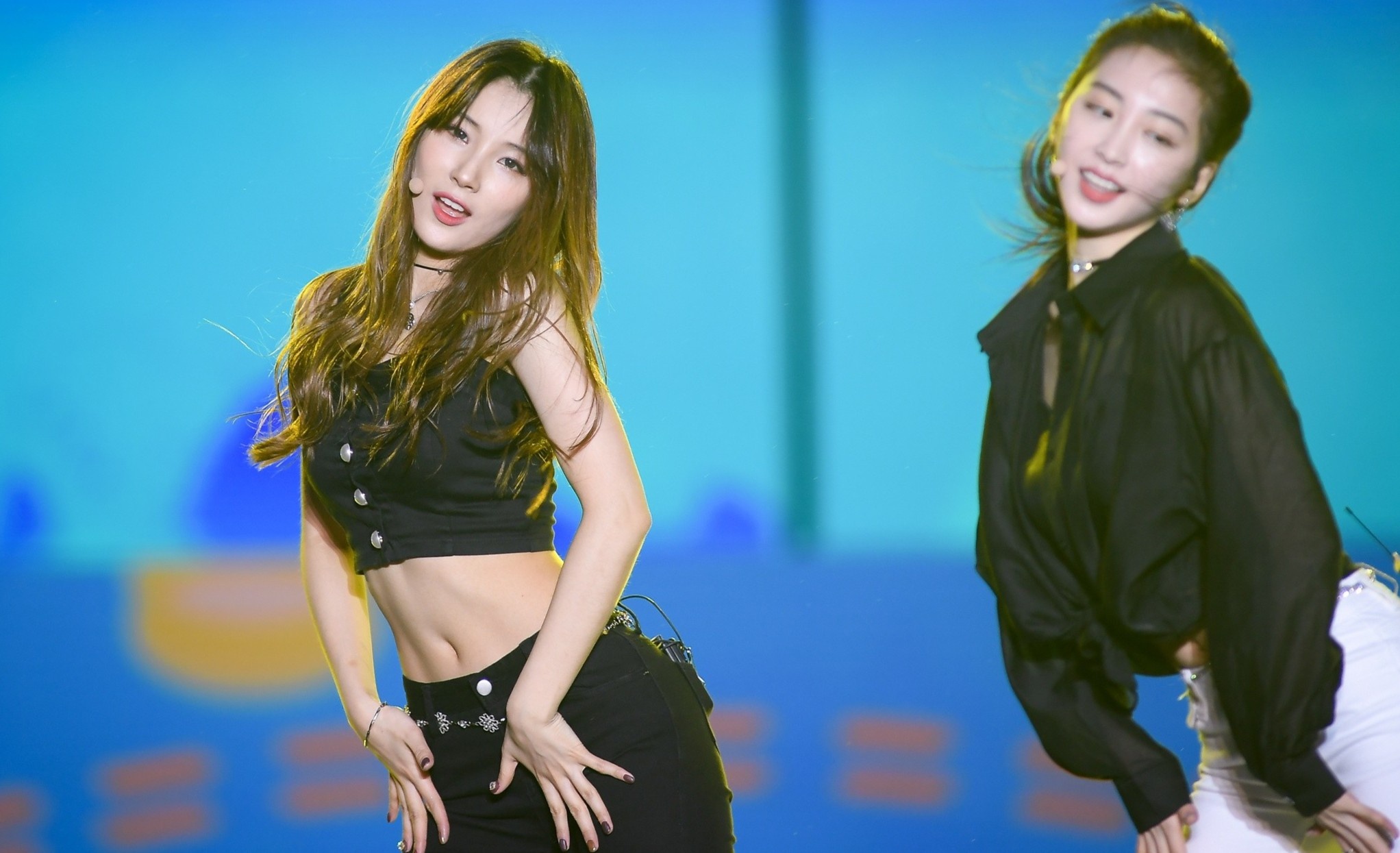 Nhom nu Han Quoc mac ho eo bieu dien trong gia lanh Ha Noi hinh anh