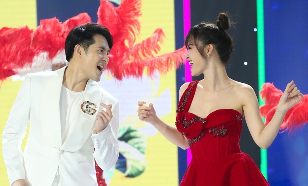 Dong Nhi, Bao Anh khoe vai tran hinh anh