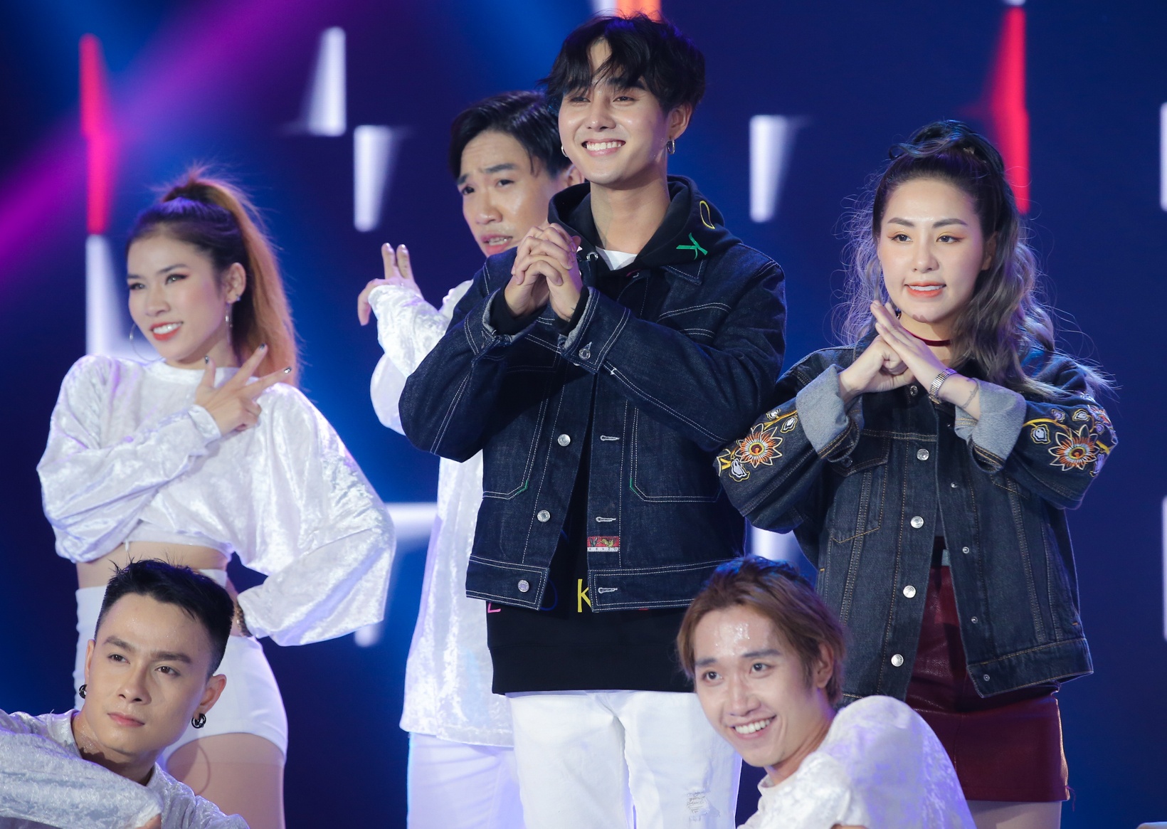 Dong Nhi ong cao thang anh 11