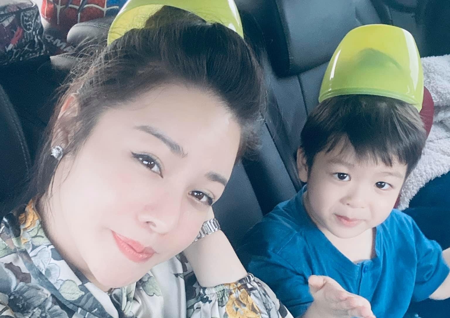 Nhat Kim Anh duoc dua con di choi giua on ao voi chong cu hinh anh