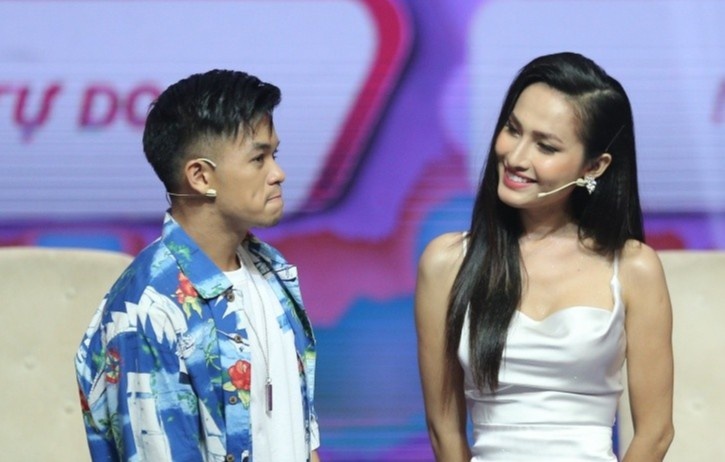 Hoa hau chuyen gioi Hoai Sa: ‘Ben Trong Hieu, toi khong bao gio buon’ hinh anh