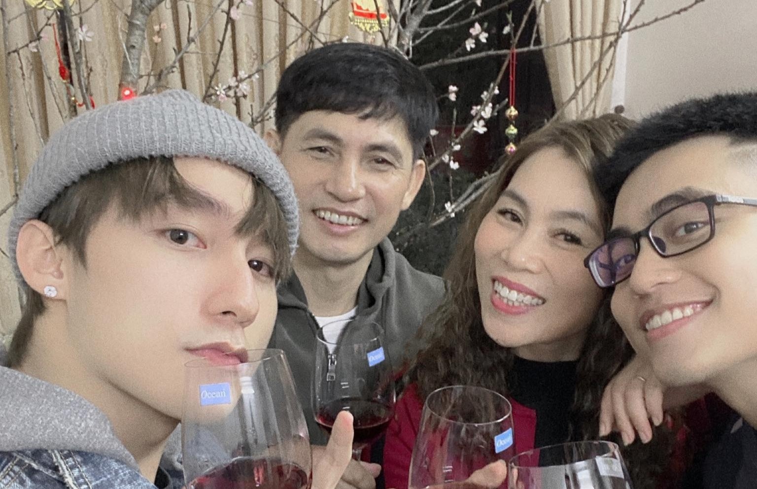 Son Tung, Lan Ngoc dang anh ben cha me, Minh Hang khoe xap tien USD hinh anh