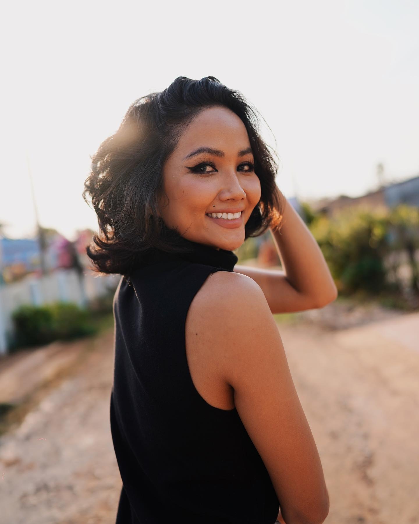 H'Hen Nie va ban trai anh 2