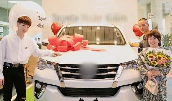 Sao Viet mua nha, xe hoi tien ty tang cha me hinh anh