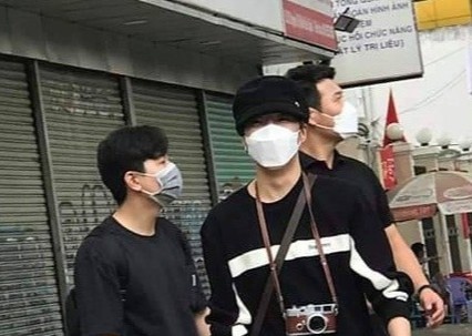 WINNER dao pho, mua banh mi ngay khi toi TP.HCM hinh anh