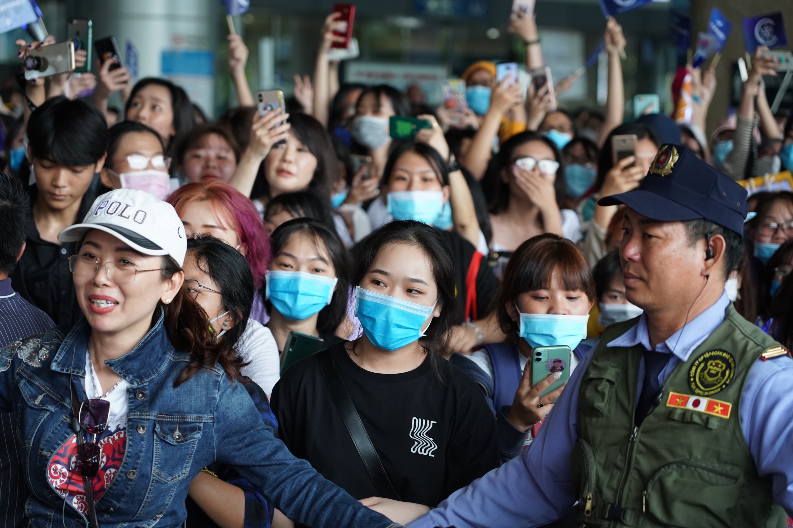 Fan vay kin Tan Son Nhat de don nhom nhac Han giua dai dich corona hinh anh