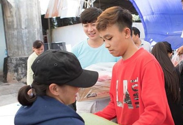 Ho Van Cuong cam bien moi com chay mien phi o le duong hinh anh