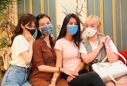 Nha Phuong deo khau trang khi gap go nhom ban than giua mua dich hinh anh