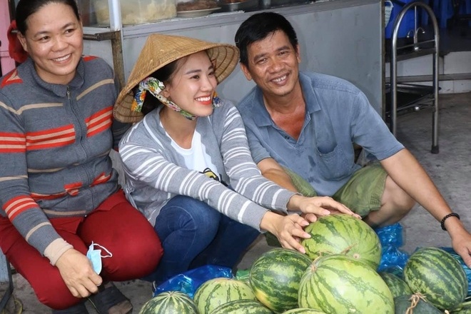 A hau Kim Duyen ban 400 kg dua hau giup ba con hinh anh