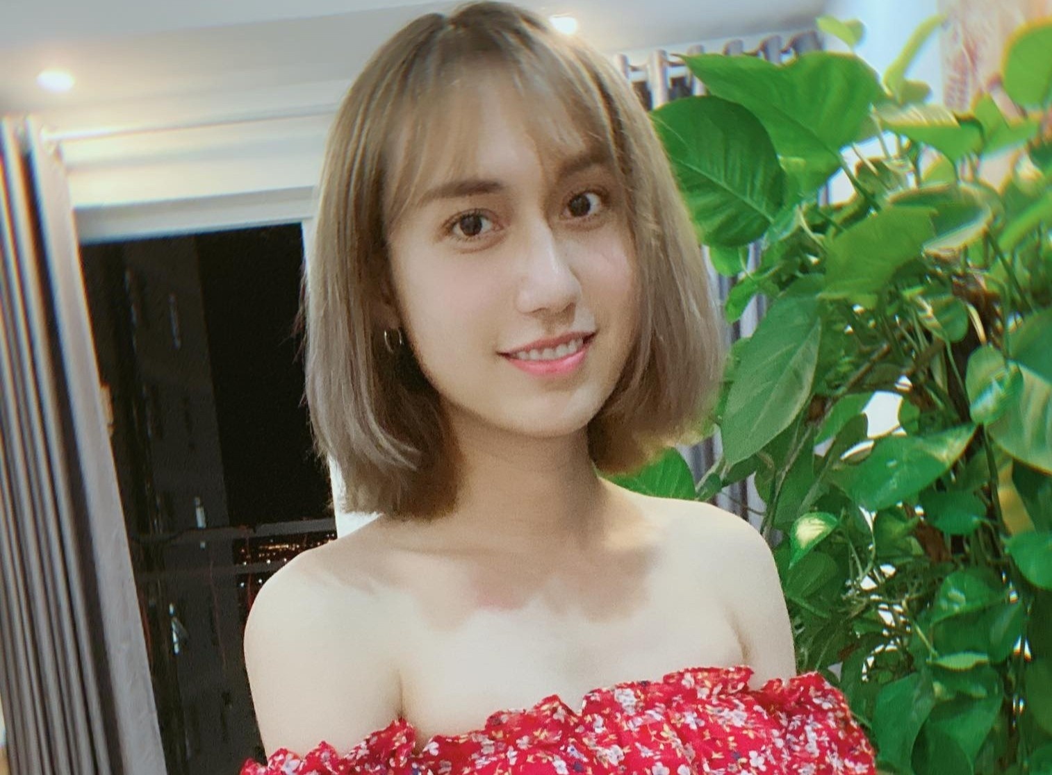 Lynk Lee dang anh mac vay tre vai hinh anh