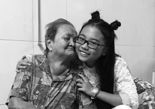 Phuong My Chi buon khi ba ngoai qua doi hinh anh