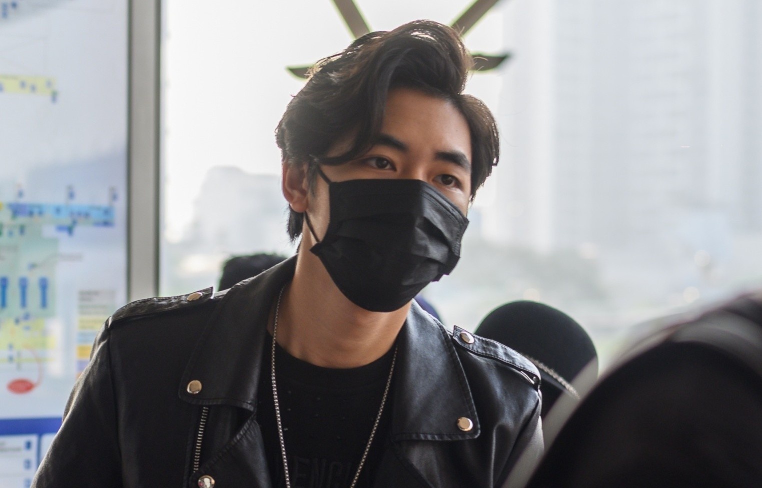 K-ICM va me nuoi o san bay Tan Son Nhat hinh anh