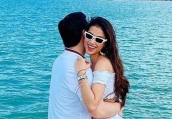 Pham Huong dang anh om chong sap cuoi tren du thuyen hinh anh